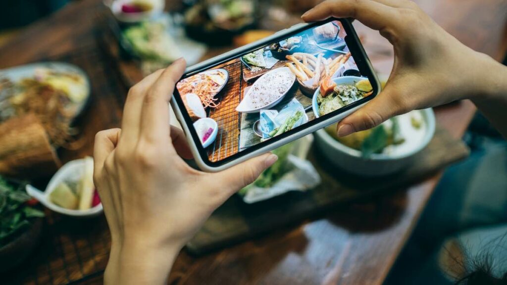 スマホで食事を撮影している写真
